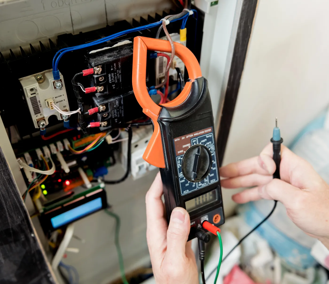 Mesure au multimètre pour localiser une panne sur un circuit